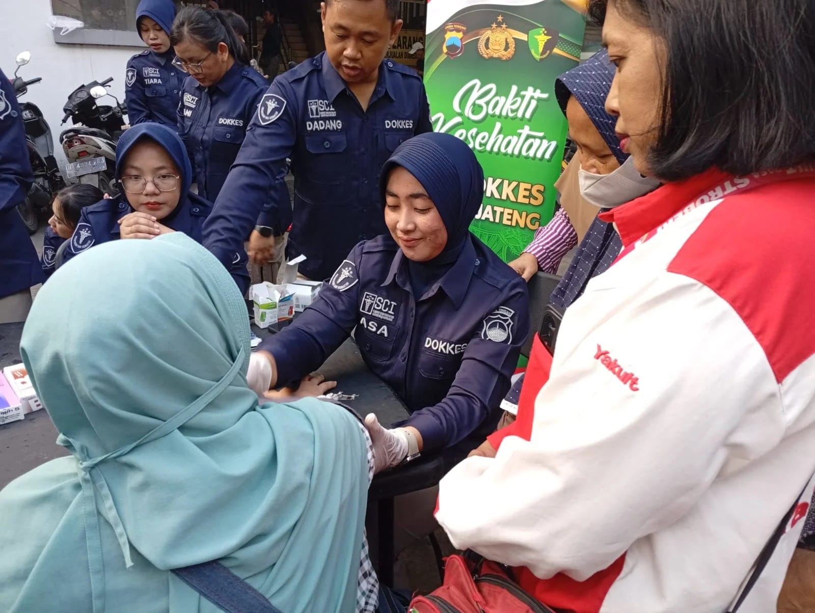 Ratusan warga dan pedagang antusias mengikuti bakti kesehatan gratis dari Polda Jateng di Pasar Pedurungan, Kota Semarang.