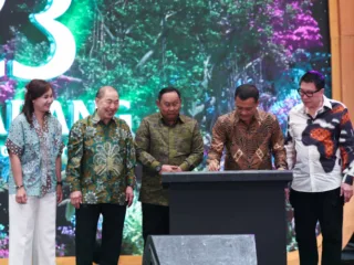 Gubernur Ahmad Luthfi menandatangani prasasti peresmian 23 Semarang Shopping Center.