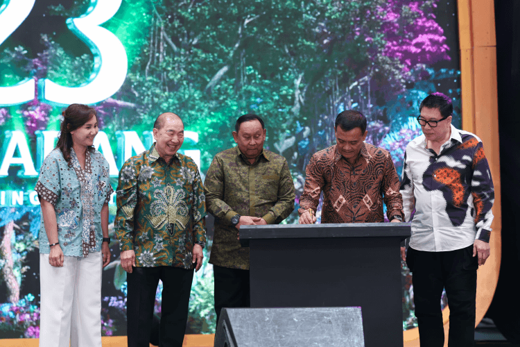 Gubernur Ahmad Luthfi menandatangani prasasti peresmian 23 Semarang Shopping Center.