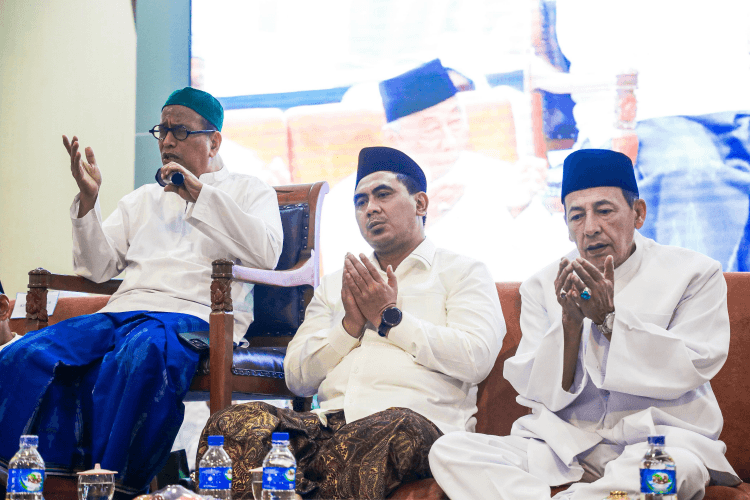 Wagub Jateng Taj Yasin Maimoen hadir dalam acara Silatnas Annitho Aswaja bersama ribuan anggota thariqah di Wisma Perdamaian, Semarang.