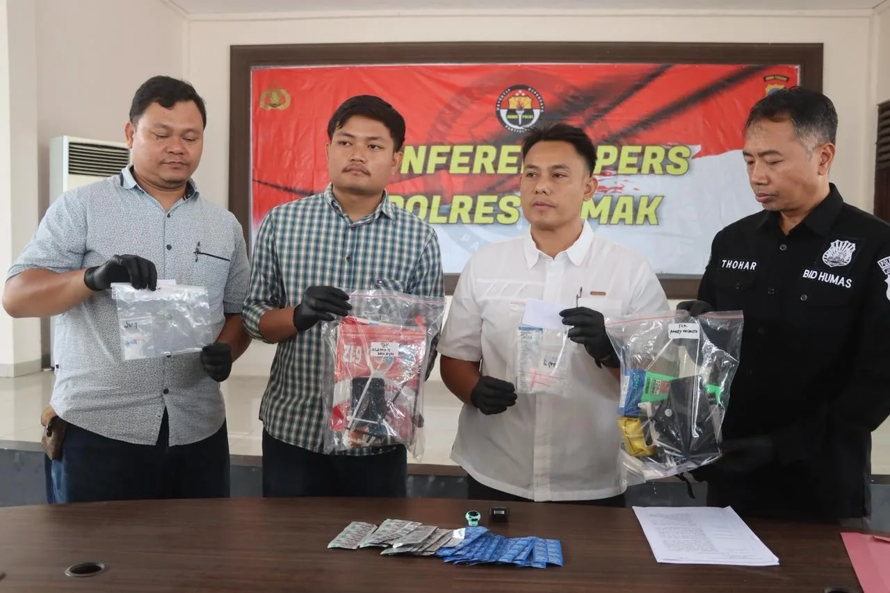 Barang bukti sabu seberat 4,95 gram yang disita Polres Demak dari penjual es teh keliling di kawasan Pantura Sayung (dok: Pemkab Demak)
