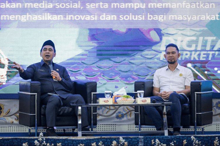 Wakil Gubernur Jawa Tengah Taj Yasin Maimoen saat memberikan sambutan dalam acara LKMM-TM 2026 di Udinus Semarang terkait kolaborasi riset kampus.