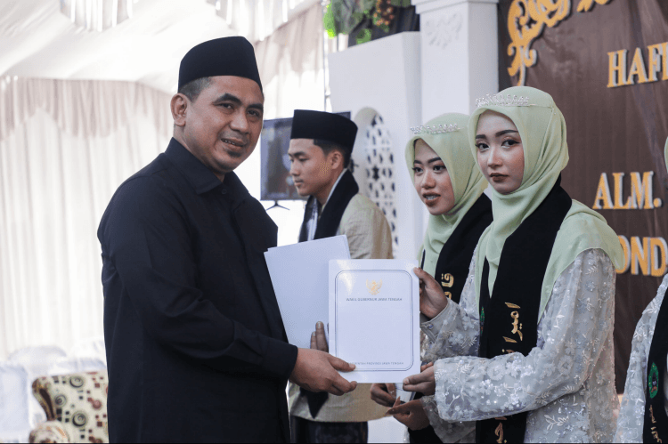 Wagub Jateng Taj Yasin Maimoen menyerahkan tali asih kepada santri penghafal Al-Qur'an di Kendal.