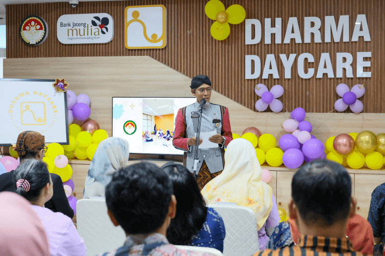 Sekda Provinsi Jateng Sumarno meresmikan layanan penitipan anak Dharma Daycare di Semarang.