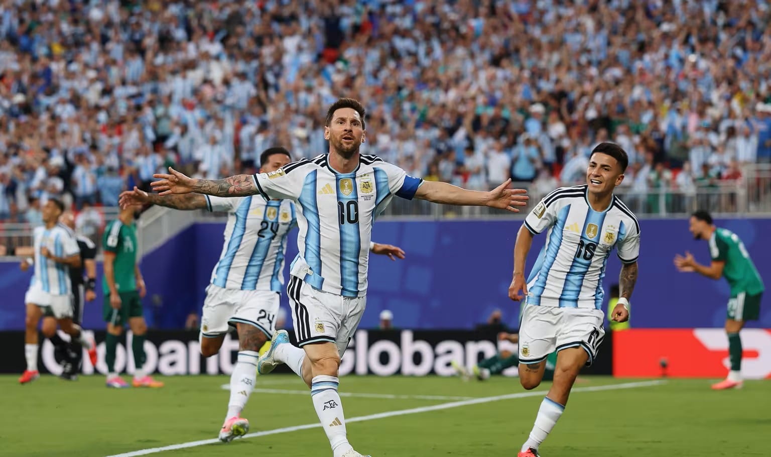 Lionel Messi merayakan gol hat-trick untuk Argentina saat melawan Aljazair di Piala Dunia 2026.