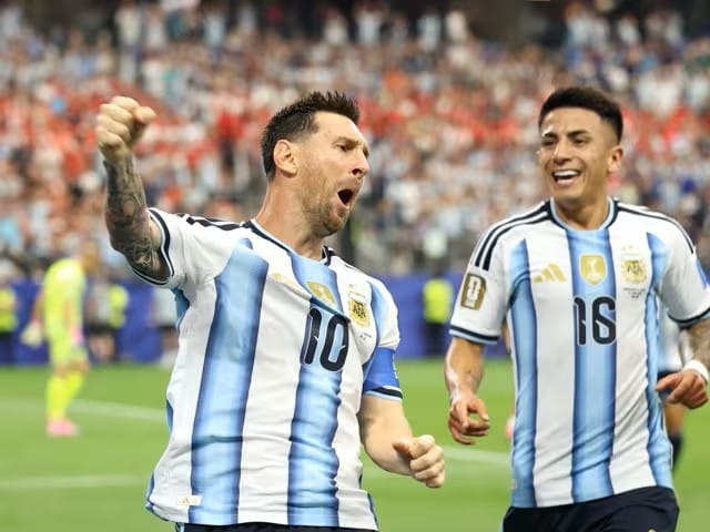Lionel Messi merayakan gol kemenangan Argentina melawan Austria di Piala Dunia.