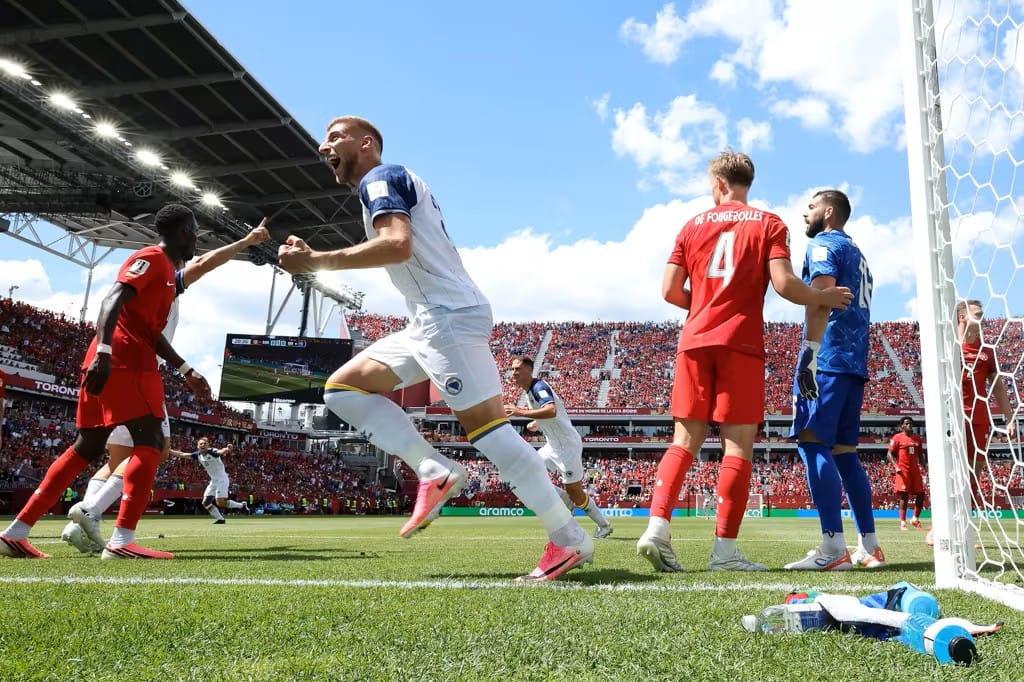 Jovo Lukic mencetak gol pembuka lewat sundulan untuk Bosnia-Herzegovina ke gawang Kanada.