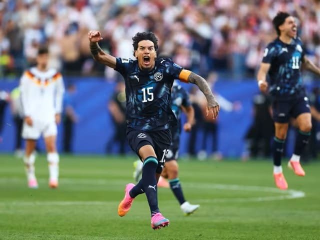 Orlando Gill dan para pemain Paraguay merayakan kemenangan adu penalti atas Jerman di Babak 32 Besar Piala Dunia 2026.