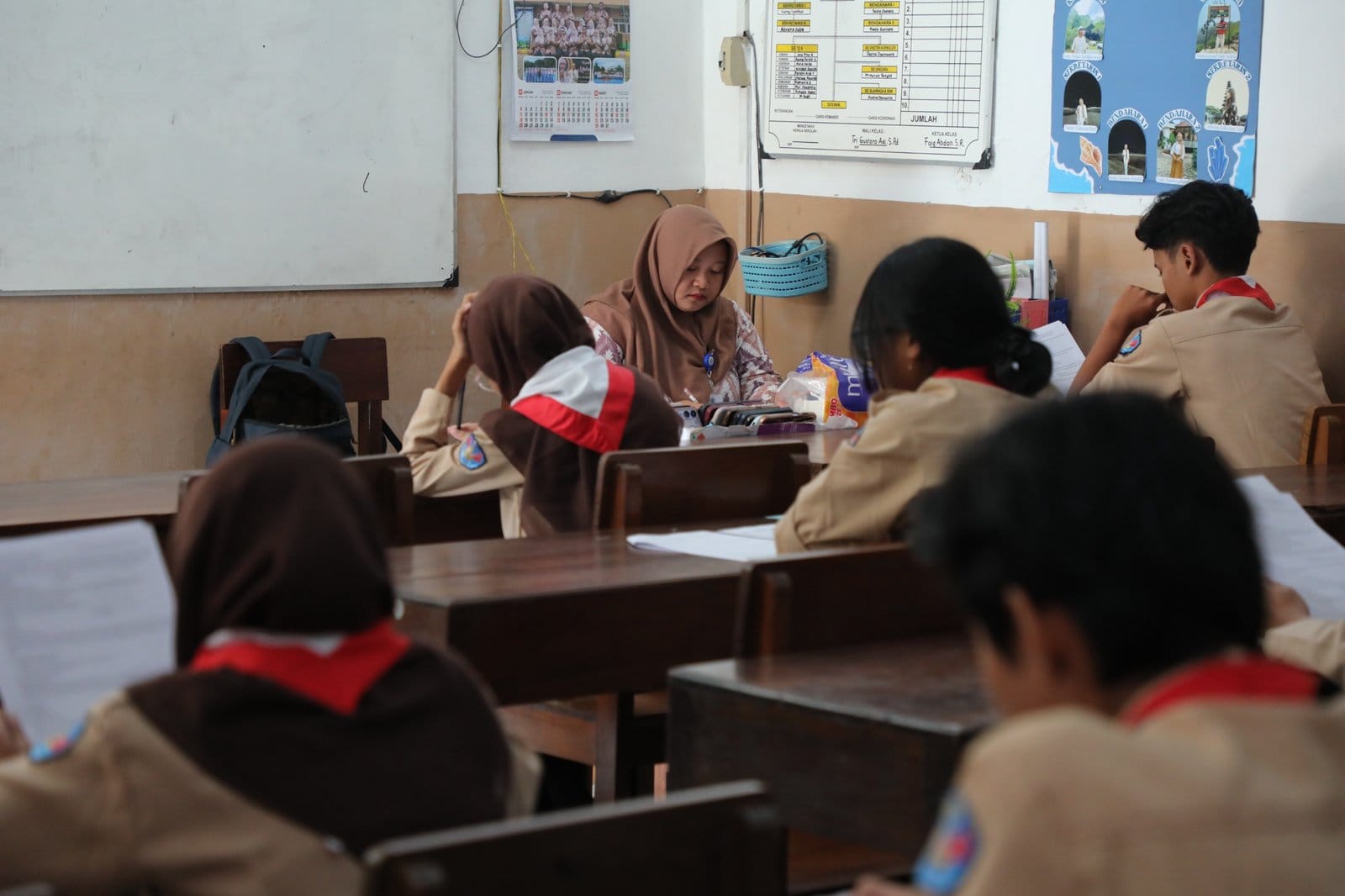 Kegiatan belajar siswa gratis lewat Sekolah Kemitraan Jateng.
