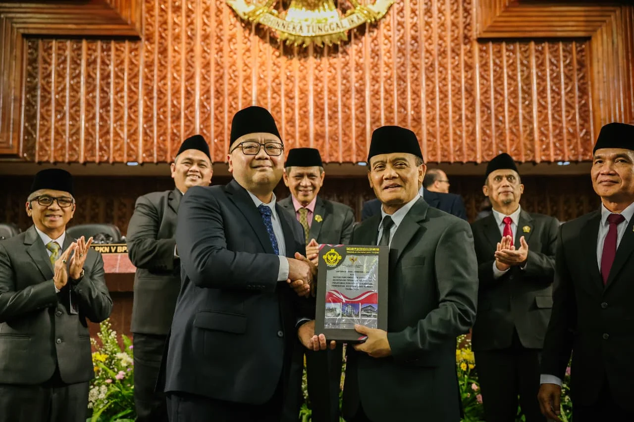Gubernur Jateng, Ahmad Luthfi saat menerima penghargaan atas Laporan Keuangan Pemerintah Daerah Tahun Anggaran 2025.