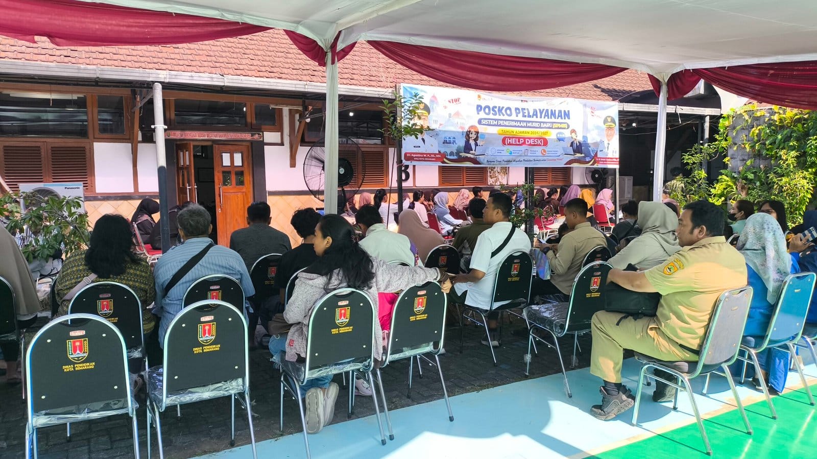 Pelayanan Posko Terpadu Disdik Semarang untuk aduan pendaftaran online SPMB 2026.