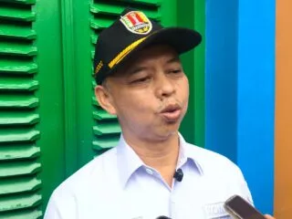 Ketua Komisi B DPRD Semarang Joko Widodo saat meninjau kondisi kios yang kosong di Pasar Tanah Mas.