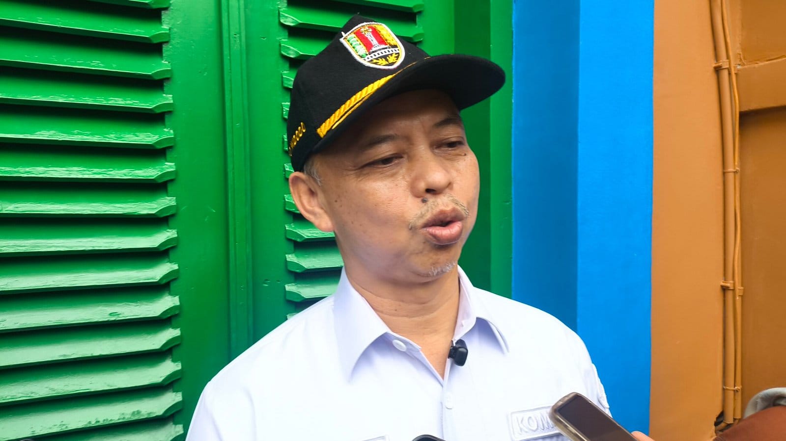 Ketua Komisi B DPRD Semarang Joko Widodo saat meninjau kondisi kios yang kosong di Pasar Tanah Mas.