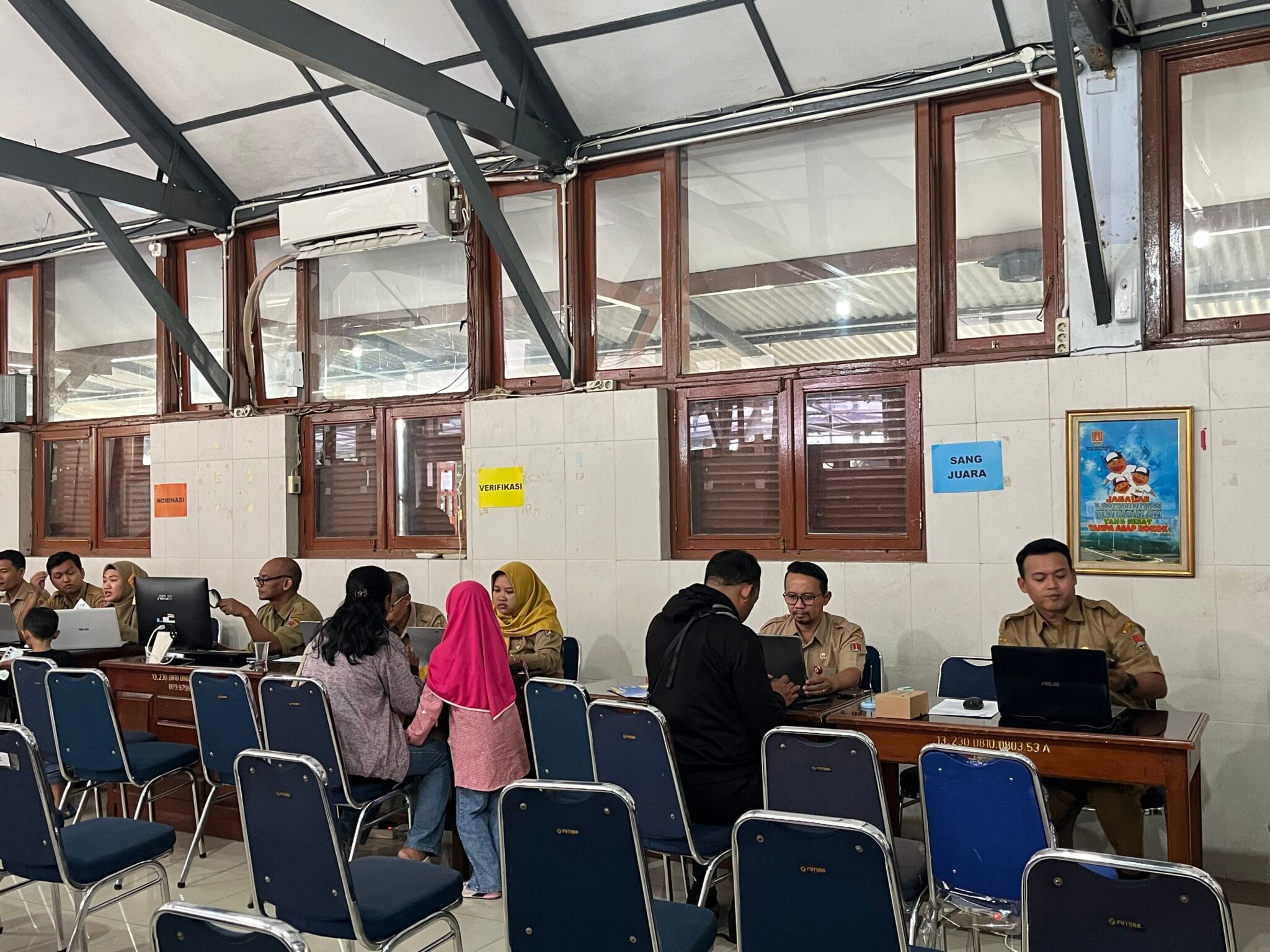 Pelayanan Posko SPMB Terpadu 2026 di kantor Disdik Kota Semarang.