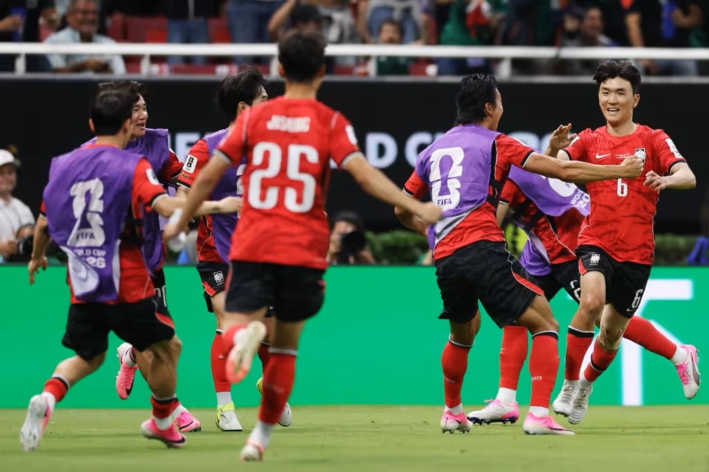 Selebrasi para pemain Korea Selatan setelah sukses melakukan comeback 2-1 melawan Republik Ceko.