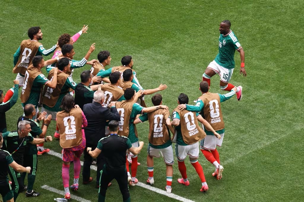 Julian Quinones dan pemain timnas Meksiko merayakan gol ke gawang Afrika Selatan di Piala Dunia 2026.
