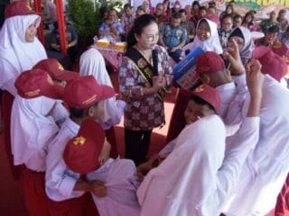 Wali Kota Semarang, Agustina Wilujeng bersama para murid SD.