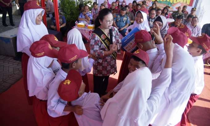 Wali Kota Semarang, Agustina Wilujeng bersama para murid SD.