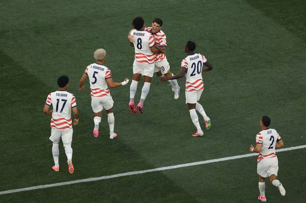 Pemain Timnas Amerika Serikat merayakan kemenangan 4-1 atas Paraguay di laga pembuka Piala Dunia 2026.
