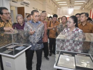 Wali Kota Agustina dan Menteri Fadli Zon Ingatkan Pentingnya Merawat Sejarah Lewat Pameran Filateli di Semarang.