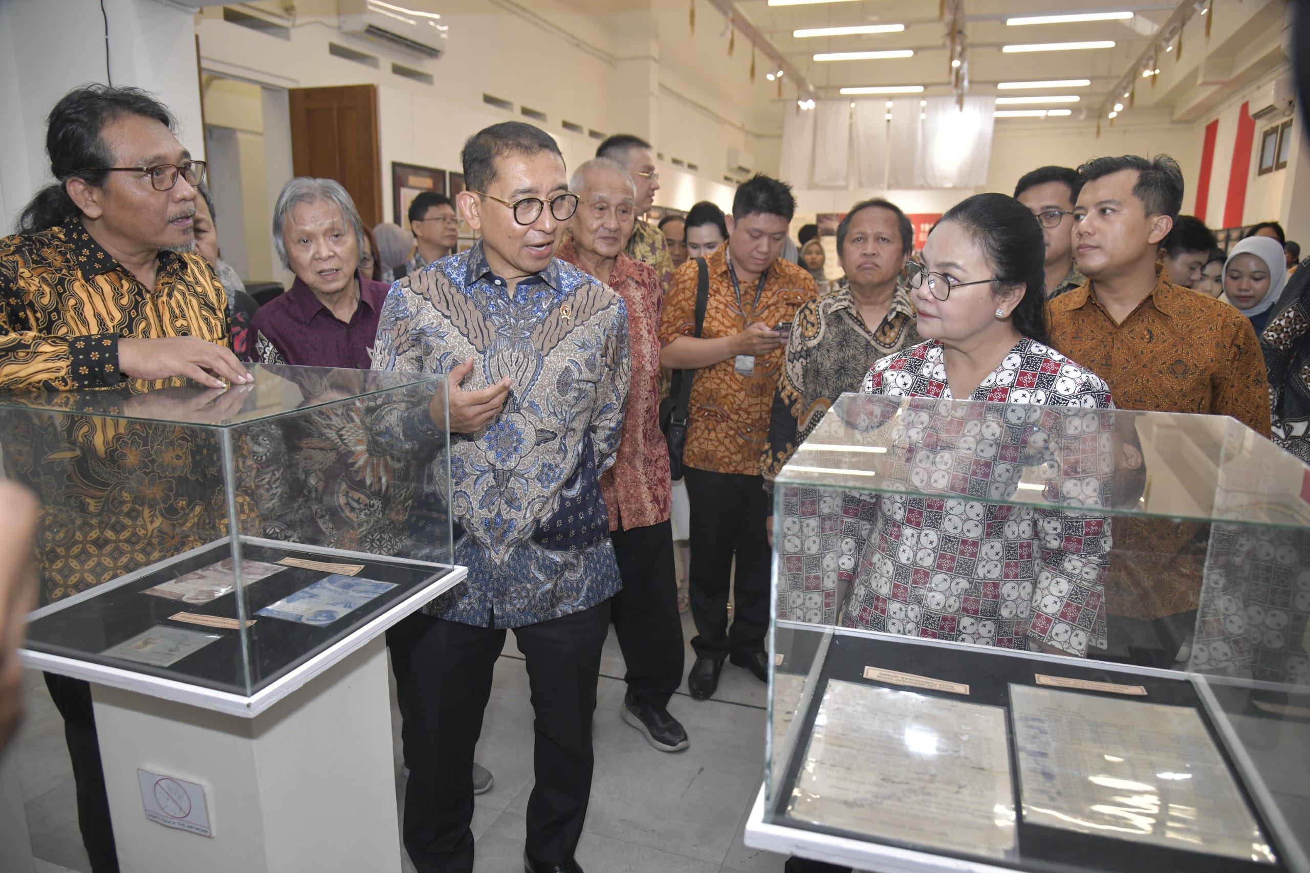Wali Kota Agustina dan Menteri Fadli Zon Ingatkan Pentingnya Merawat Sejarah Lewat Pameran Filateli di Semarang.
