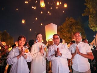 Ribuan lampion perdamaian diterbangkan menghiasi langit malam Candi Borobudur pada puncak perayaan Waisak 2026.