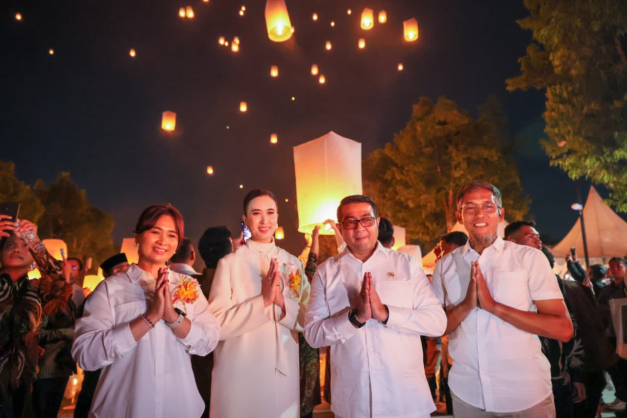 Ribuan lampion perdamaian diterbangkan menghiasi langit malam Candi Borobudur pada puncak perayaan Waisak 2026.