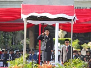 Wali Kota Semarang Agustina Wilujeng memberikan amanat saat memimpin Upacara Peringatan Hari Lahir Pancasila Tahun 2026 di halaman Balai Kota Semarang.