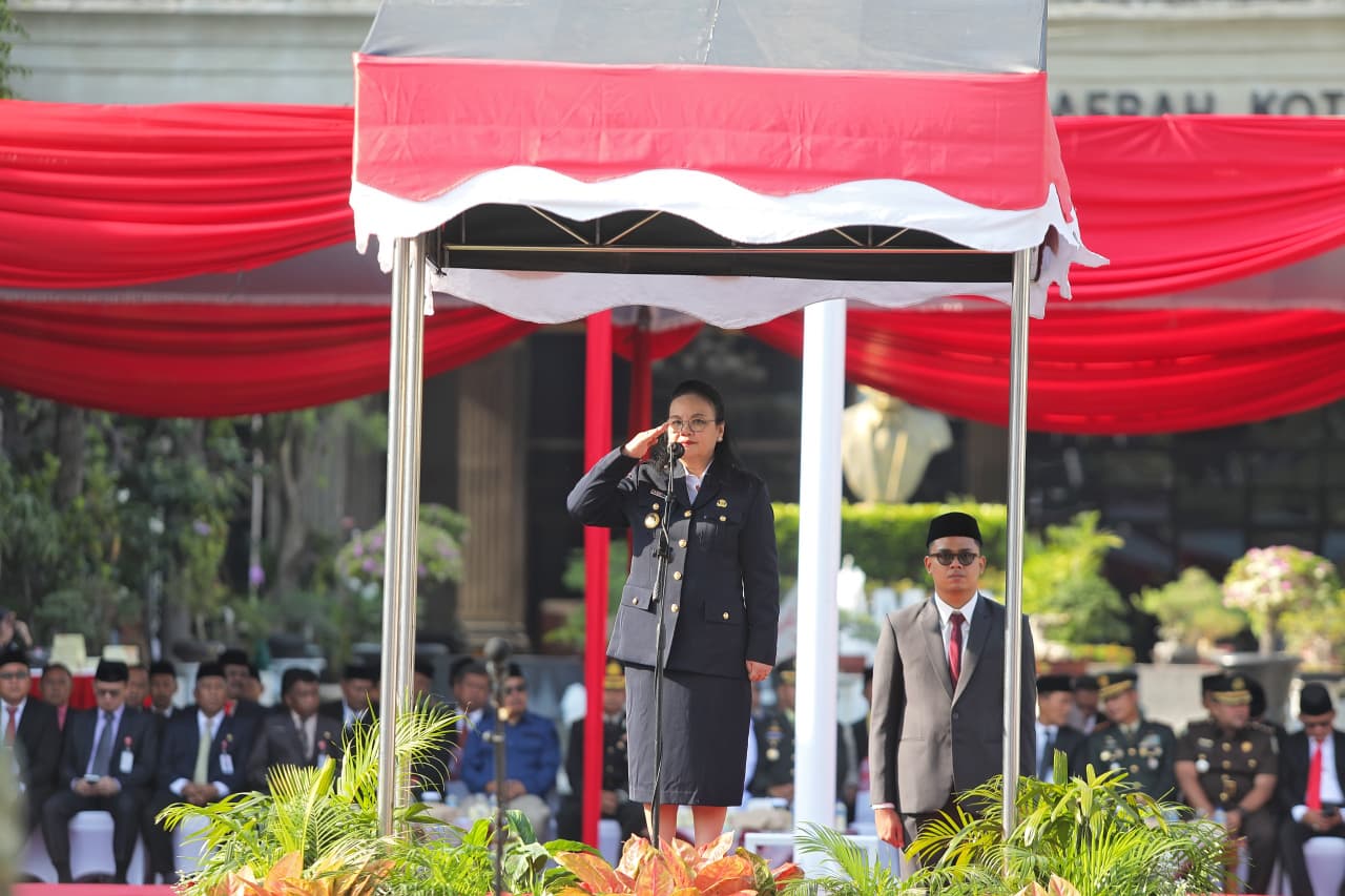 Wali Kota Semarang Agustina Wilujeng memberikan amanat saat memimpin Upacara Peringatan Hari Lahir Pancasila Tahun 2026 di halaman Balai Kota Semarang.