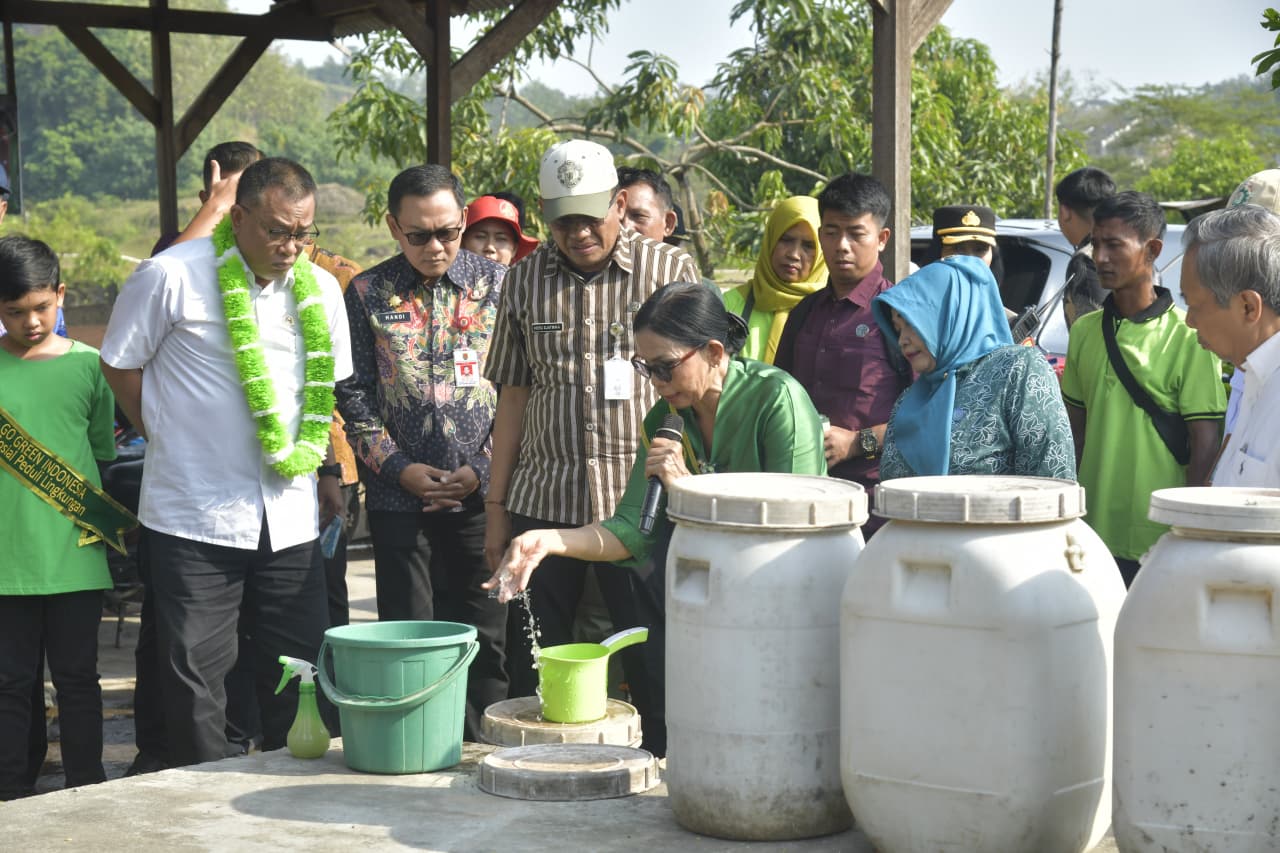Menteri Lingkungan Hidup meninjau inovasi pengelolaan sampah dan ekonomi sirkular di Kebun Bulusan Edu Park, Semarang.