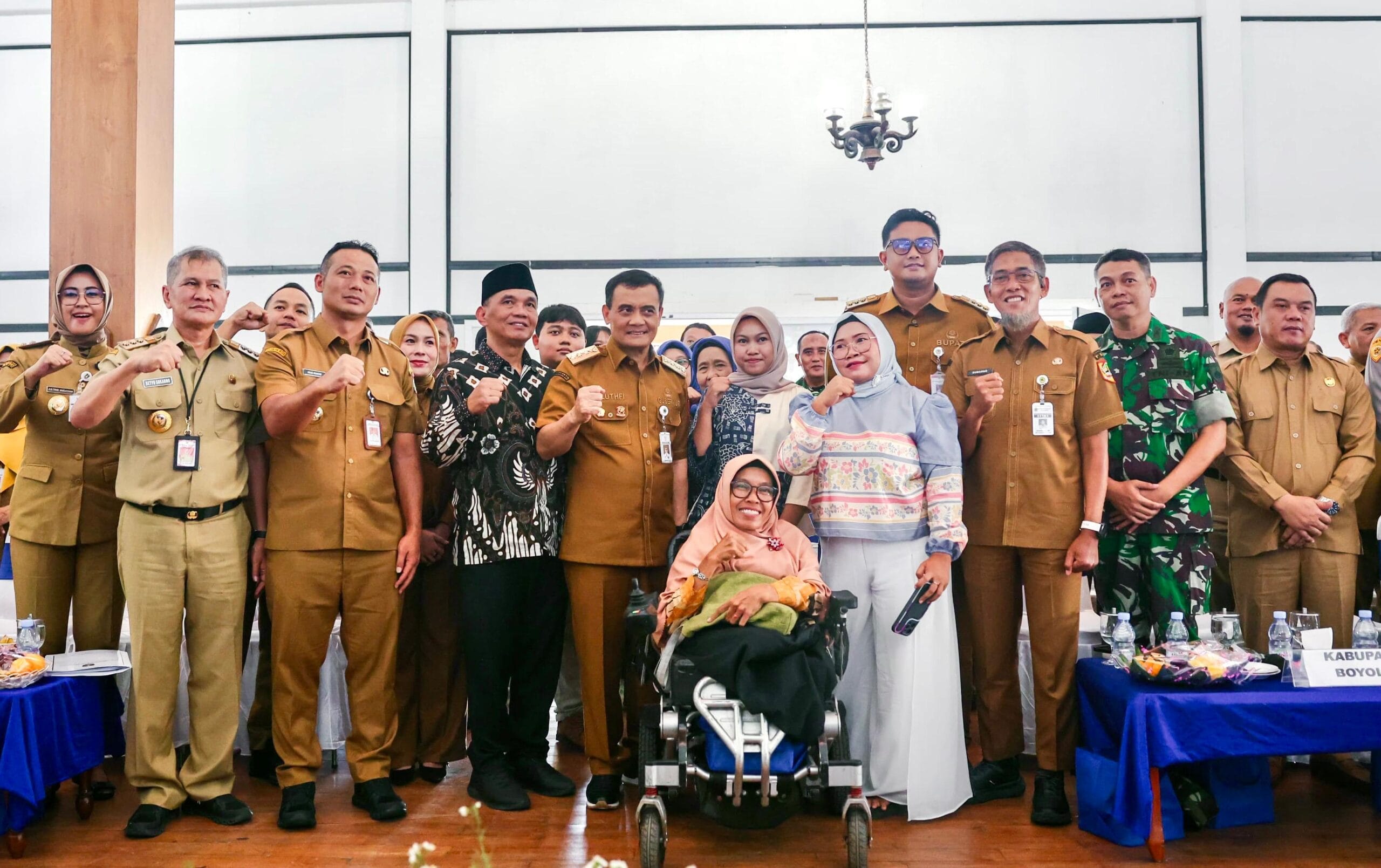 Gubernur Jawa Tengah Ahmad Luthfi saat merespons aspirasi perwakilan penyandang disabilitas dalam acara Rembug Pembangunan Jateng di Boyolali.
