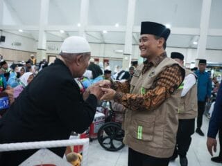Gubernur Jawa Tengah Ahmad Luthfi menyambut kepulangan jemaah haji kloter 1 di Asrama Haji Donohudan Boyolali.