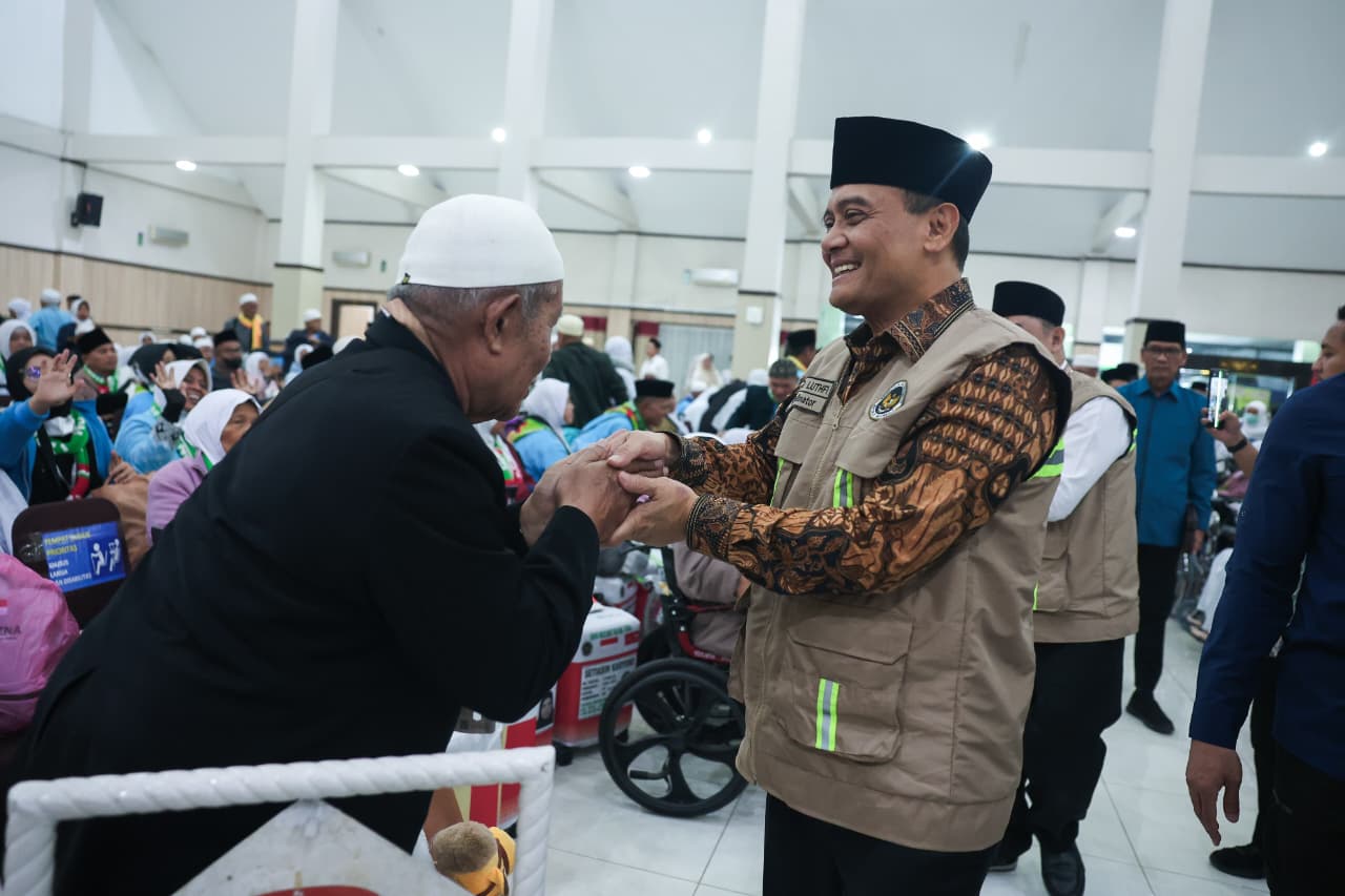 Gubernur Jawa Tengah Ahmad Luthfi menyambut kepulangan jemaah haji kloter 1 di Asrama Haji Donohudan Boyolali.