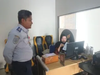 Petugas Dishub Kota Semarang memberikan sosialisasi larangan putar balik bagi armada bus di Jalan Prof. Hamka.