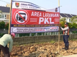 Satpol PP lakukan penertiban PKL dan parkir liar di samping The Park Mall.