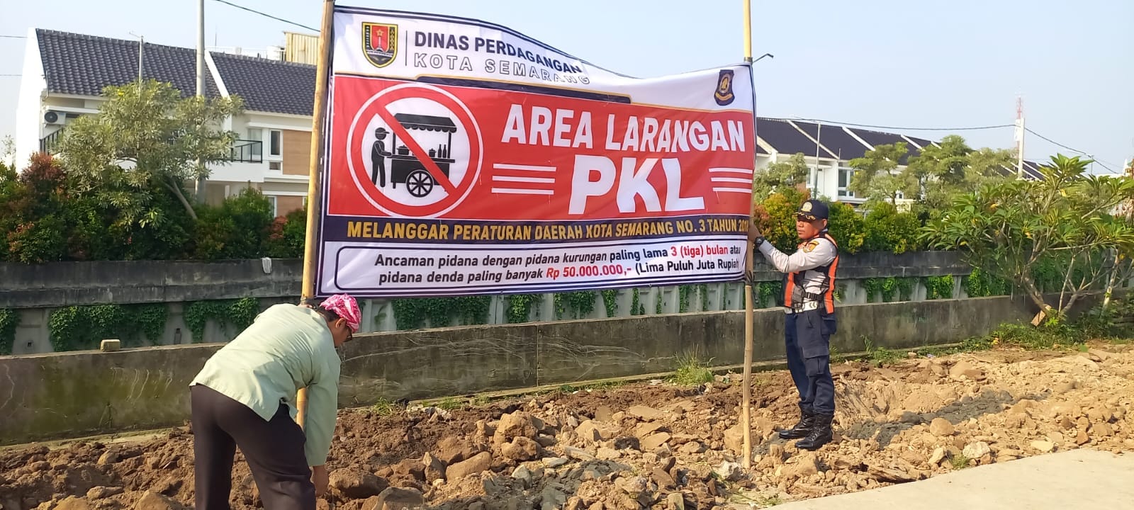 Satpol PP lakukan penertiban PKL dan parkir liar di samping The Park Mall.