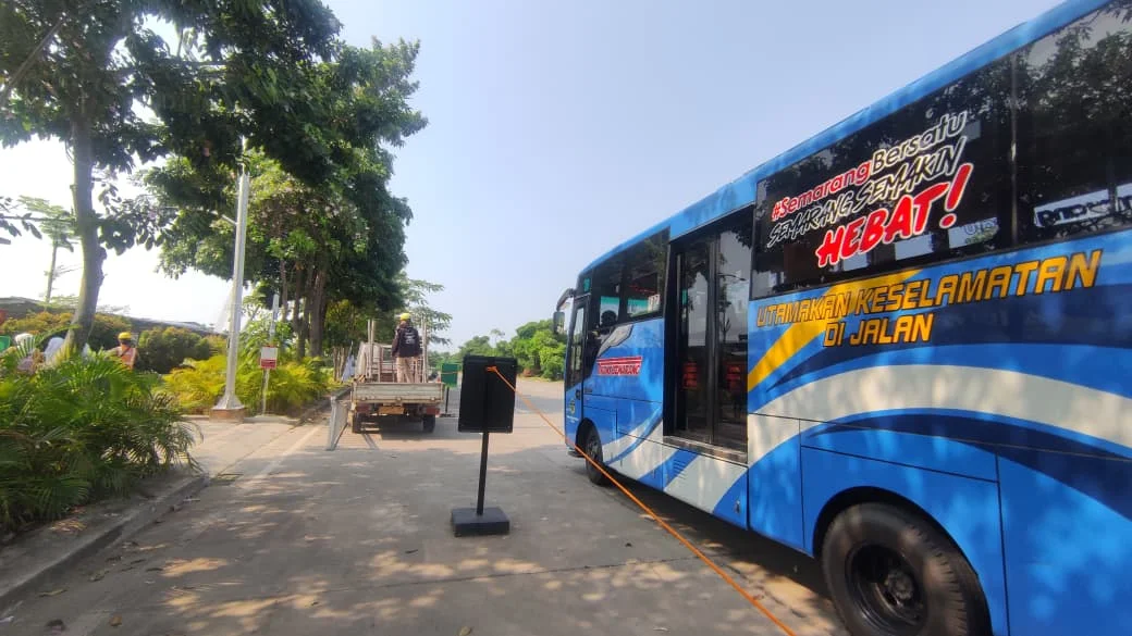 Bus BRT Trans Semarang melayani penumpang di rute baru menuju kawasan Mal 23 dan POJ City.