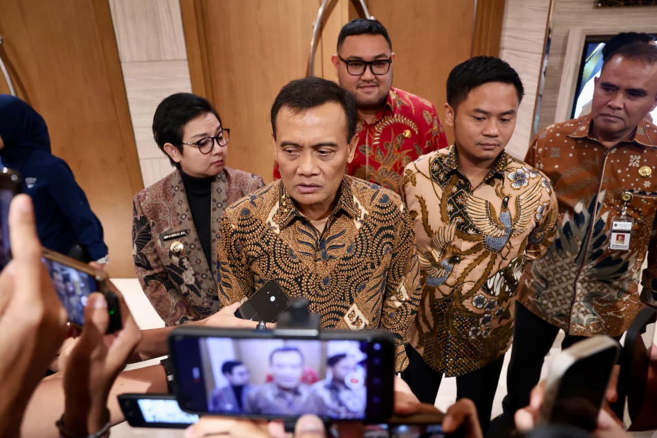Gubernur Jawa Tengah Ahmad Luthfi memberikan keterangan pers terkait prioritas perbaikan jalan menggunakan APBD Perubahan 2026.
