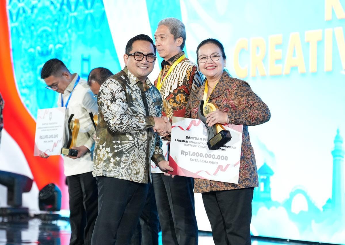 Wali Kota Semarang, Agustina Wilujeng, menerima Penghargaan Nasional Creative Financing dari Kemendagri di Yogyakarta.