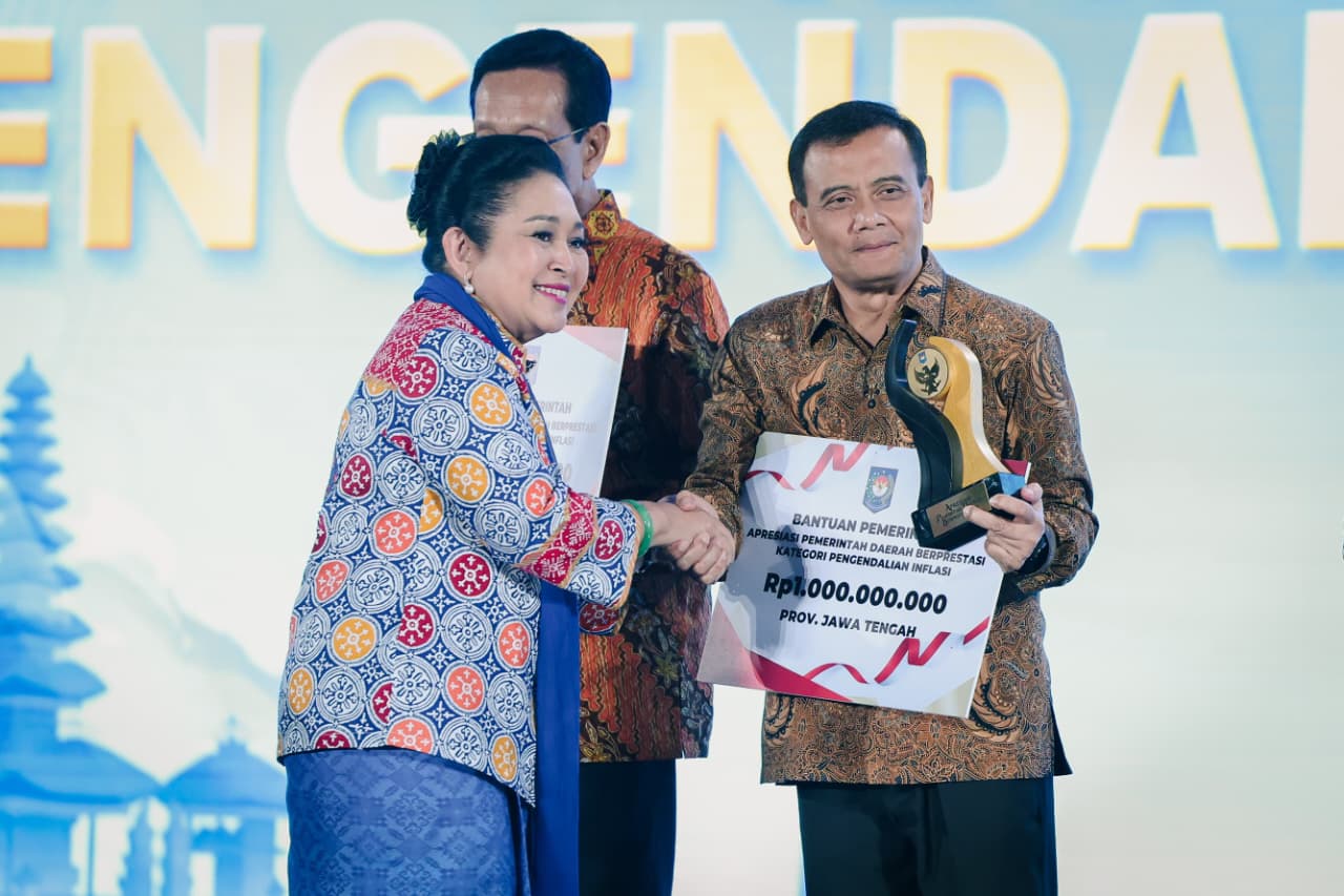 Gubernur Jawa Tengah Ahmad Luthfi menerima penghargaan Pengendalian Inflasi Terbaik dari Kemendagri dalam acara Malam Apresiasi Pemerintah Daerah 2026.