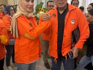 Sari Yuliati didampingi Mohammad Saleh saat menyerahkan formulir pendaftaran calon Ketua Umum Kosgoro 1957.