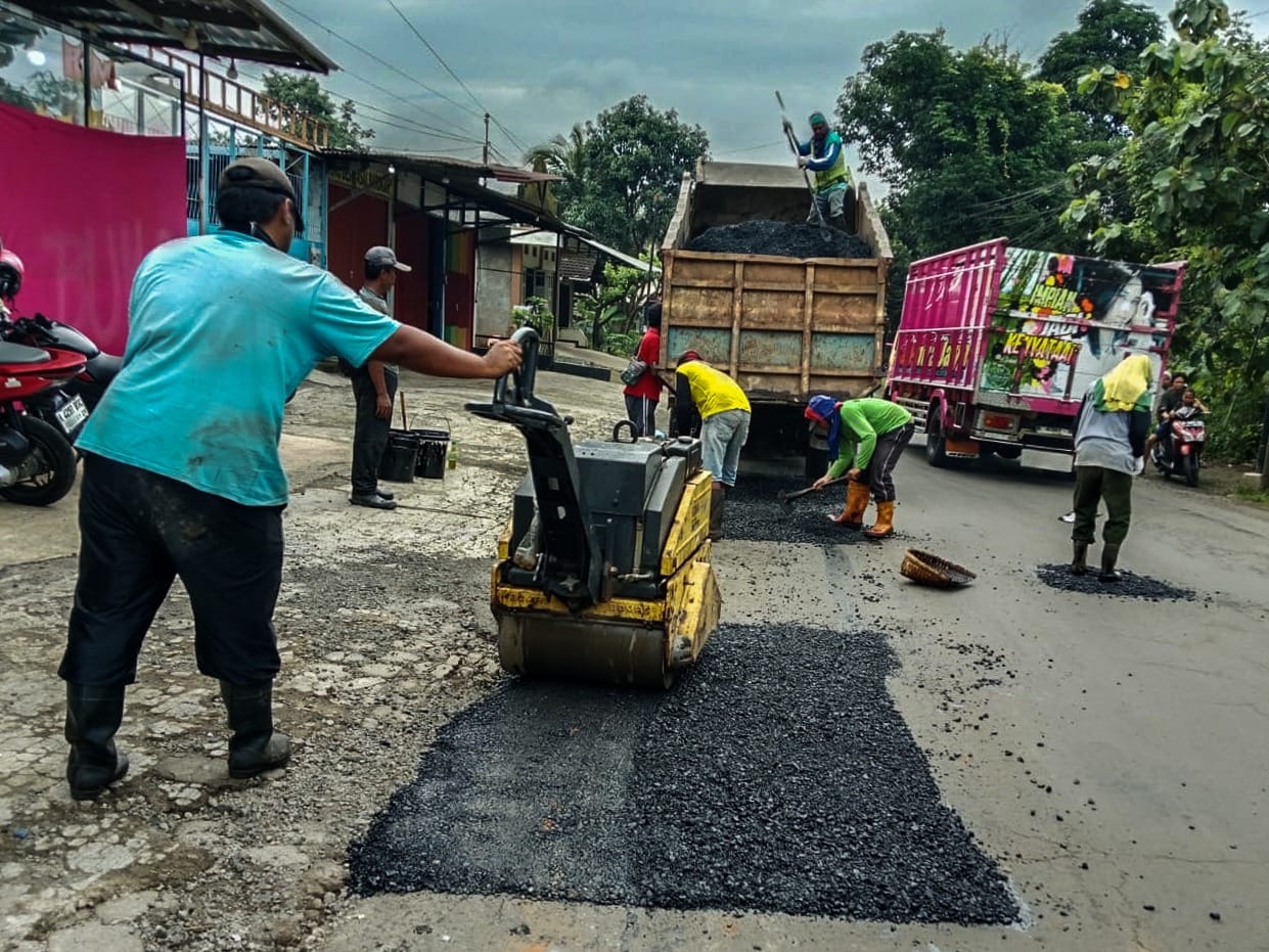 Proses perbaikan jalan provinsi yang rusak di Jawa Tengah oleh Dinas PUPR untuk target tahun 2026.