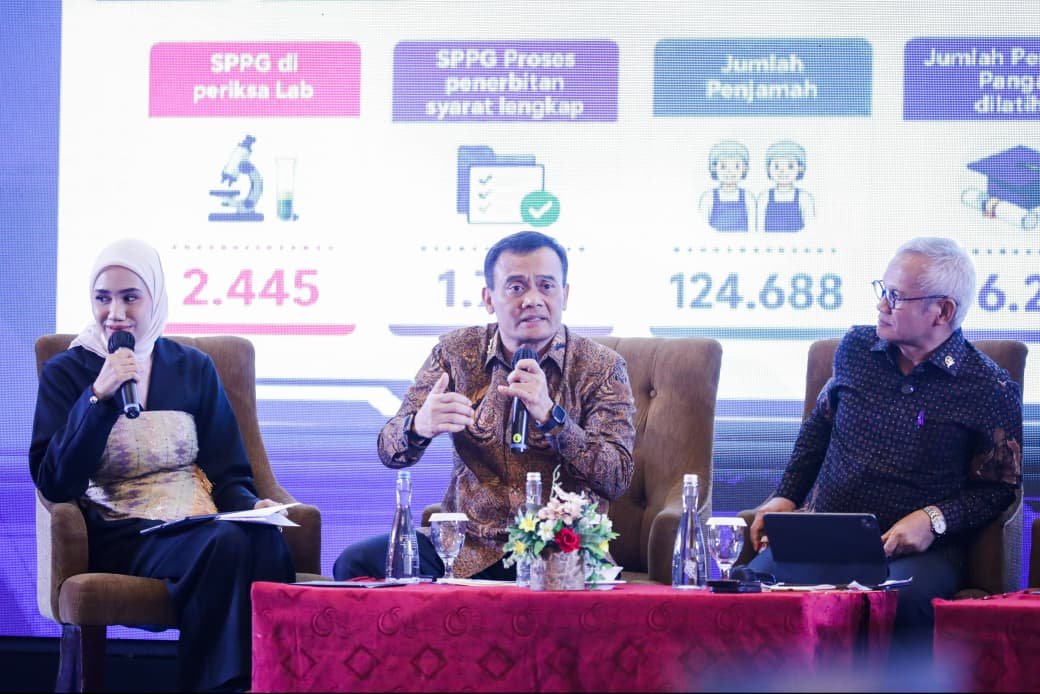Gubernur Jawa Tengah Ahmad Luthfi dalam rapat evaluasi program Makan Bergizi Gratis.