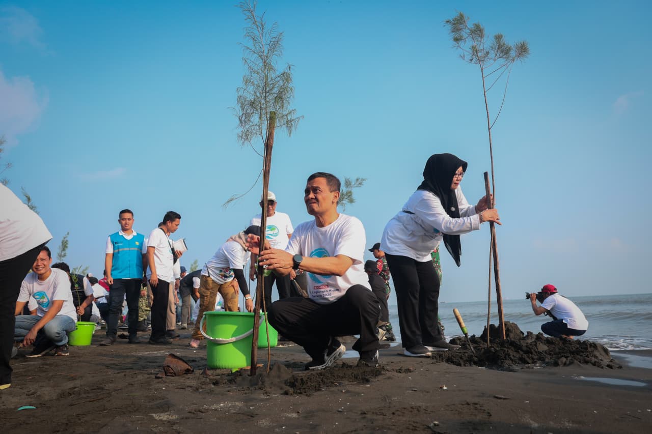 Gubernur Jawa Tengah Ahmad Luthfi bersama masyarakat menanam bibit mangrove di Pantai Tirang, Semarang.