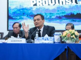 Gubernur Jateng Ahmad Luthfi memimpin rapat realokasi anggaran infrastruktur 2026.