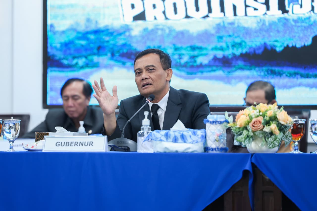 Gubernur Jateng Ahmad Luthfi memimpin rapat realokasi anggaran infrastruktur 2026.