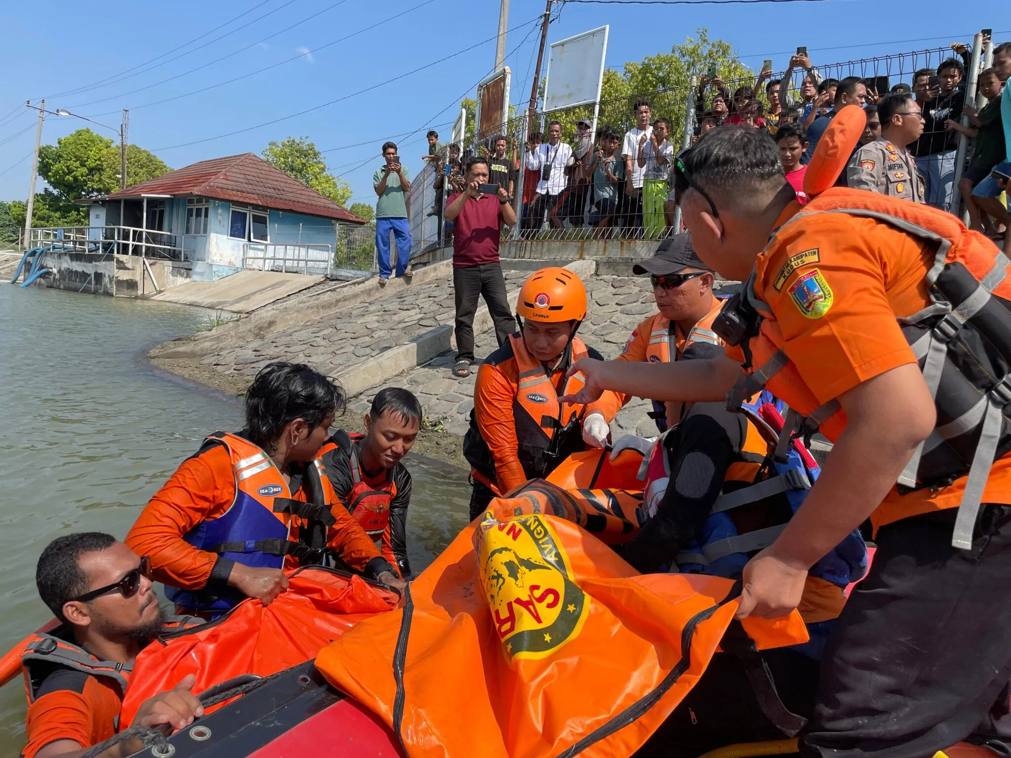 Proses evakuasi pemancing hanyut oleh tim Basarnas Jepara.
