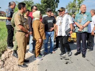 Proyek perbaikan infrastruktur jalan beton ruas Cepu-Randublatung oleh Pemprov Jateng di Blora.