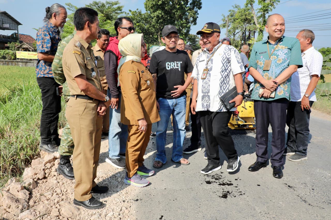 Proyek perbaikan infrastruktur jalan beton ruas Cepu-Randublatung oleh Pemprov Jateng di Blora.