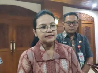 Wali Kota Semarang, Agustina Wilujeng, memberikan keterangan terkait pencairan dana operasional RT.